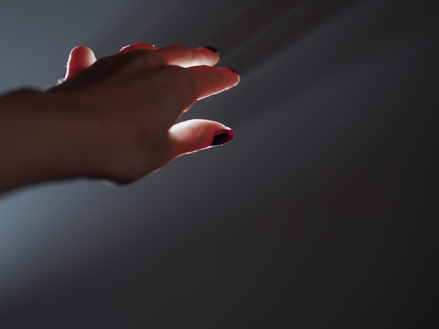Photo Womans hand with glowing light